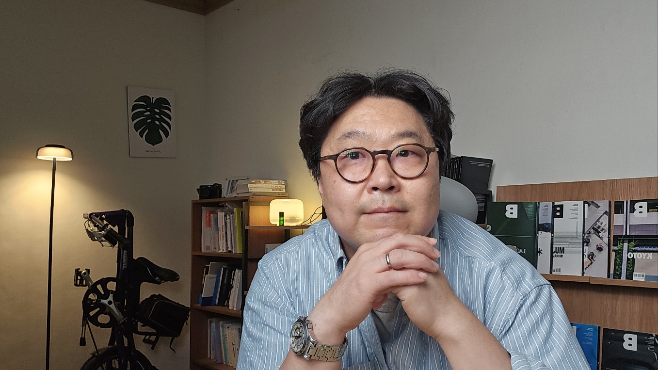 확연히 나아진 듯 합니다. (돈을 드리면 되긴 합니다..)제 사진을 2장이나 보여드려 죄송합니다..