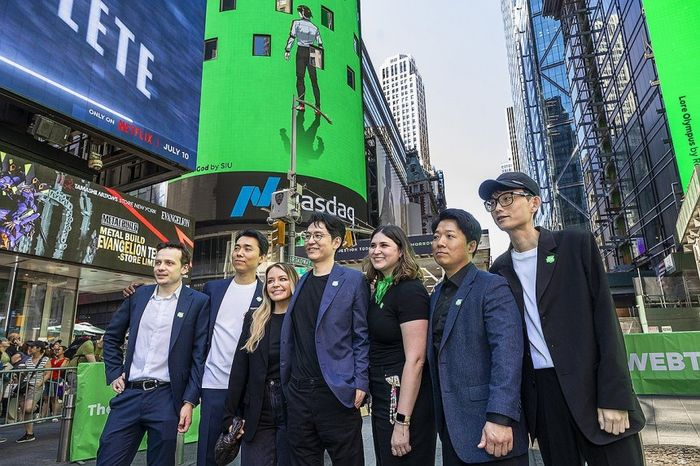 지난해 6월 미국 나스닥 상장 후 타임스스퀘어 앞에서 기념사진 촬영 중인 김준구 네이버웹툰 대표 (출처=네이버웹툰)