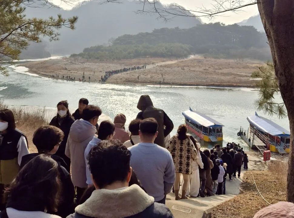 청령포로 들어가기 위해 방문객들이 배를 타러 대기하는 모습 [출처=영월군]