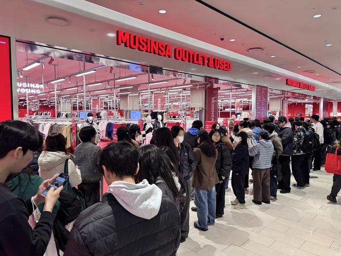 무신사 아울렛&유즈드 매장을 찾은 고객들의 모습(출처=롯데백화점)