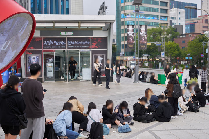 '괴담출근' 팝업 입장을 위한 대기줄 (출처 = 카카오엔터테인먼트)