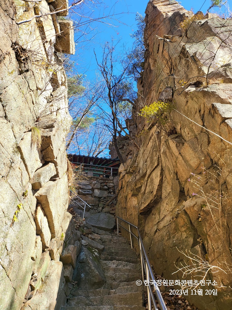 사인암에서 약간 서쪽으로 10여 보를 옮기면 입을 벌리고 열려 있는 석문이 있다. 여기서 위로 올라 꼭대기에 평평하여 수십 명이 앉을 만하고 암벽이 둘려 동천의 모습을 띠고 있다. 이곳에 작은 정자를 짓고 ‘棲碧亭’이라 이름하였다. 지금 이 자리는 청연암의 ‘삼성각’이 자리한다.(2023.11.20.)