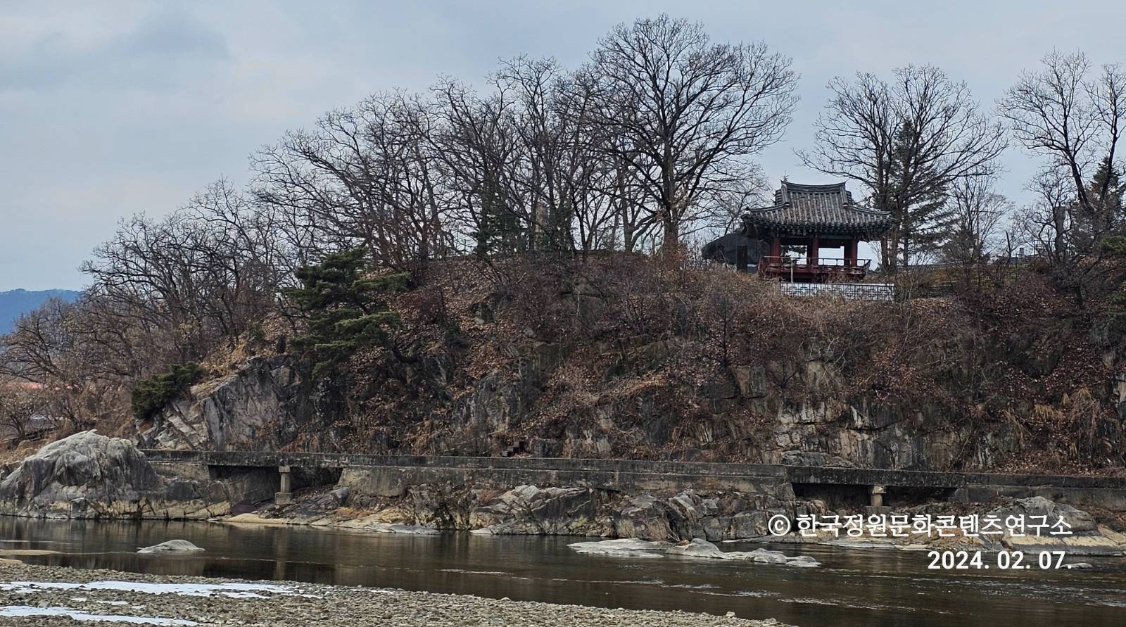 &nbsp; 영평천 절벽 위에 세워진 금수정 전경&nbsp;(2024.02.07.)&nbsp;&nbsp;
