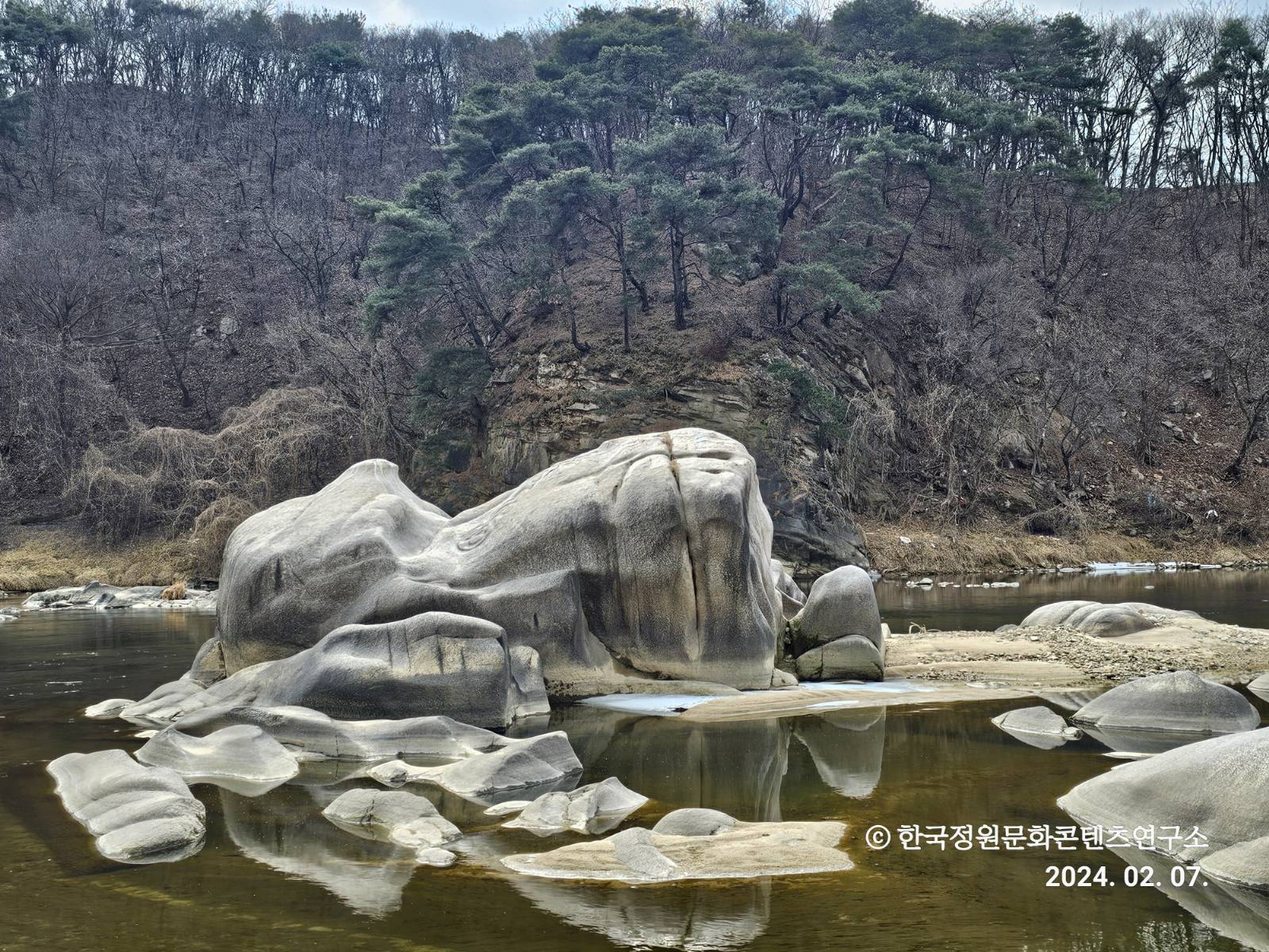 &nbsp; 양사언 초서필,&nbsp;경도(瓊島)와 야트막한 소나무 숲의 경관이 뛰어남(2024.02.07.)&nbsp;&nbsp;