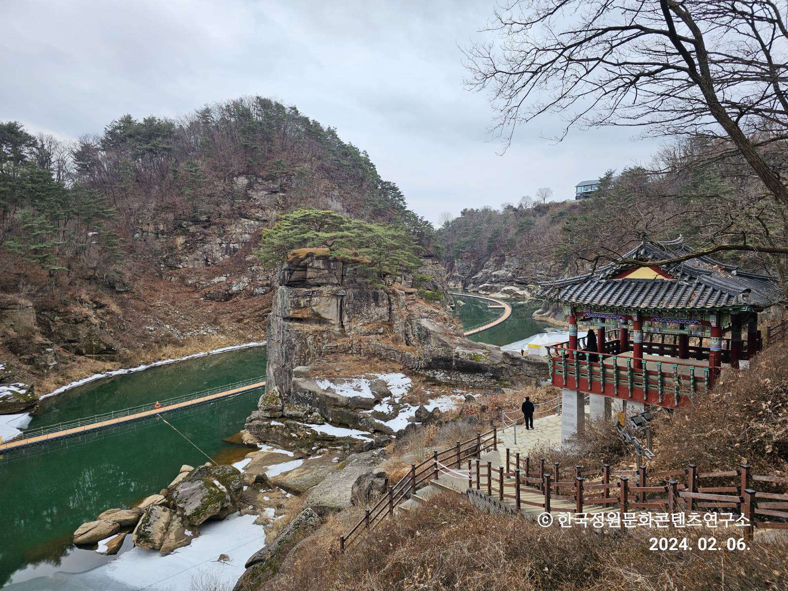고석정과 고석바위, 한탄강의 사행하(蛇行河)를 바라본 경관, 시간의 영원함과 삶의 무상함이 차가운 색감과 적막한 분위기로 드러난다. (2024.02.06.)