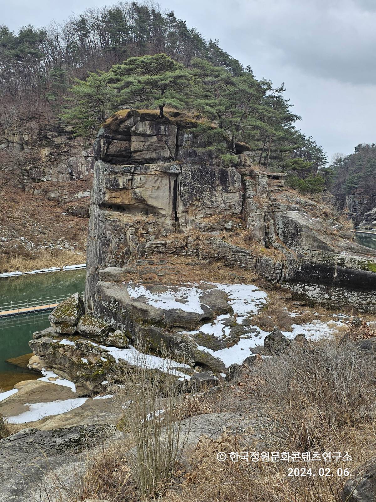 신령스러운 고석바위는 한탄강에서 신선의 입구를 표시한다. 바위의 매끄러운 부분과 웅장한 자태가 신선의 풍광을 대변한다. (2024.02.06.)