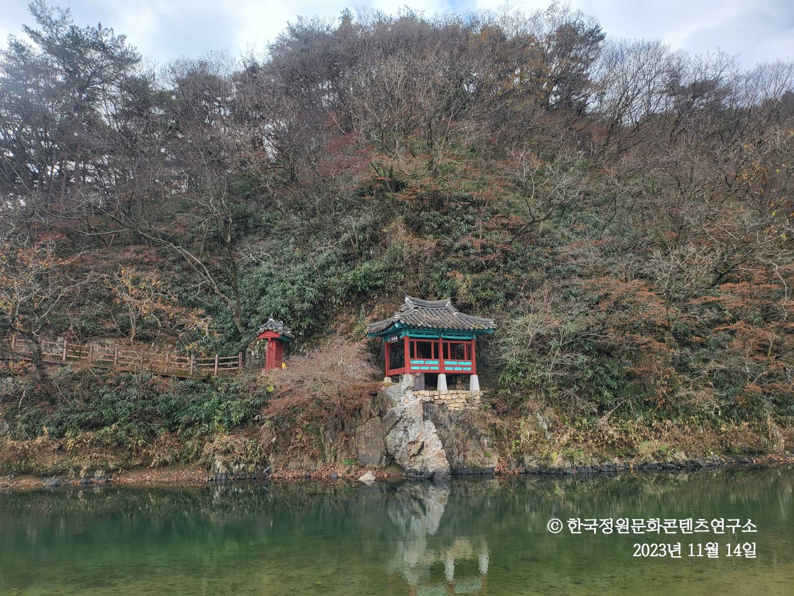 흰 바위에 기대선 정자와 그 뒤로 물든 산자락. 단풍과 백석이 이루는 색채 대비가 백암단풍(白巖丹楓)의 실경이다. (2023.11.14.)