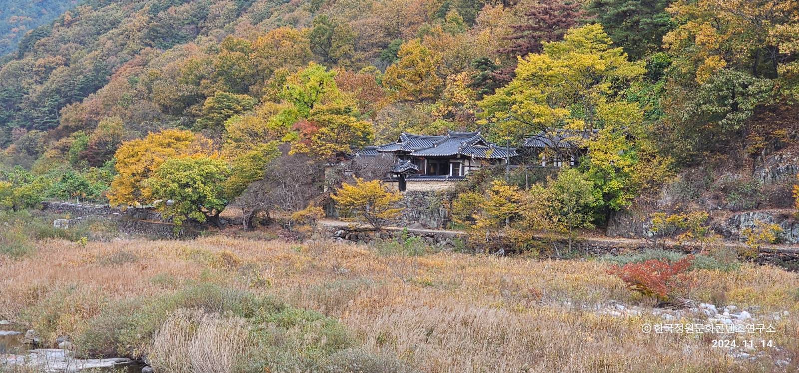 &nbsp; 반계정 전경&nbsp;–&nbsp;밀양호에서 시작된 국가하천망 단장천은 밀양강으로 서진하여 합류한다.&nbsp;반계정 근처에는 다른 곳과 달리 너럭바위가 꽤 있어 특별한 경관을 안겨준다.&nbsp;반계정의 배산인 정각산의 남쪽 기슭이다. (2024.11.14.)&nbsp;&nbsp;