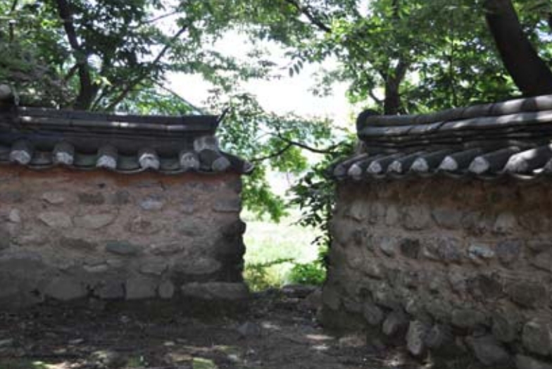 &nbsp; 반계정 담장의 한 부분을 터서 계곡의 물소리와 경관이 보이게 하였다. (자료&nbsp;:&nbsp;문화재청, 2010&nbsp;전국 별서 명승자원 지정조사 보고서, 218쪽.)&nbsp;&nbsp;