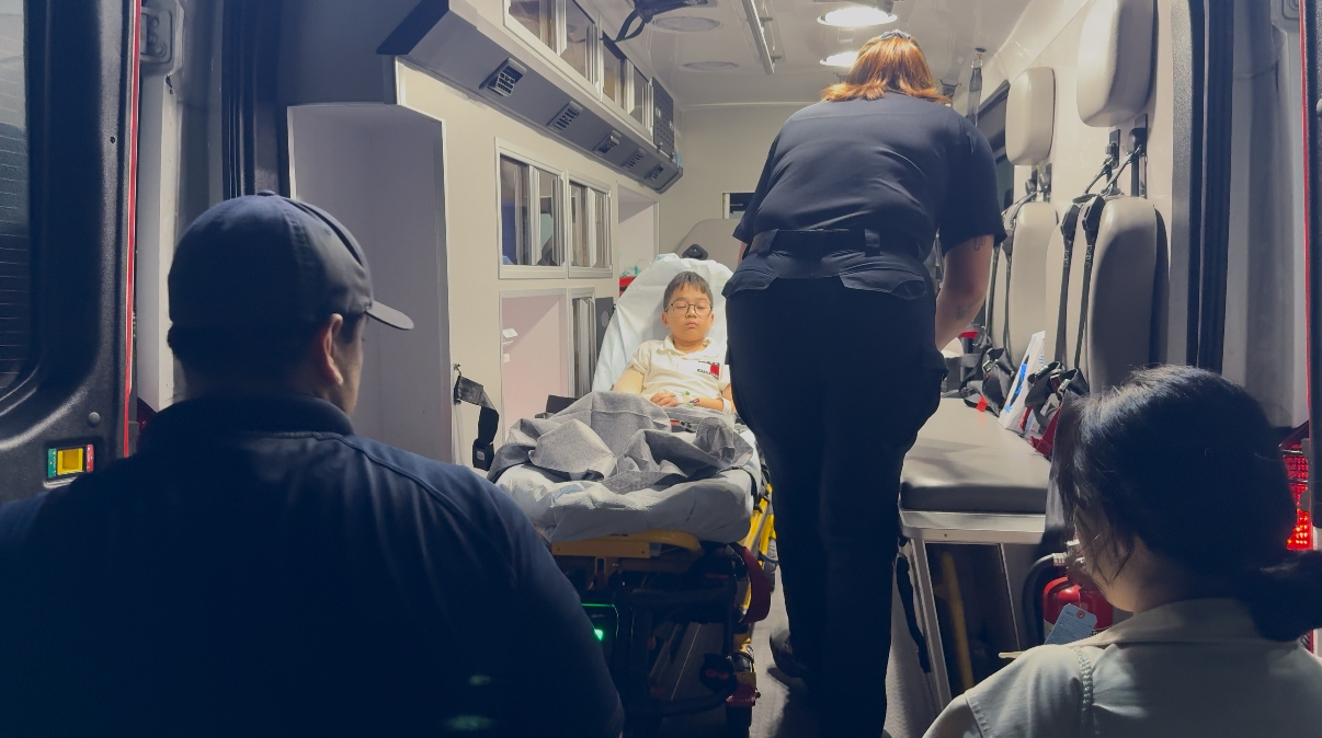 앰뷸런스를 타고 이송 준비하고 있는 나음이