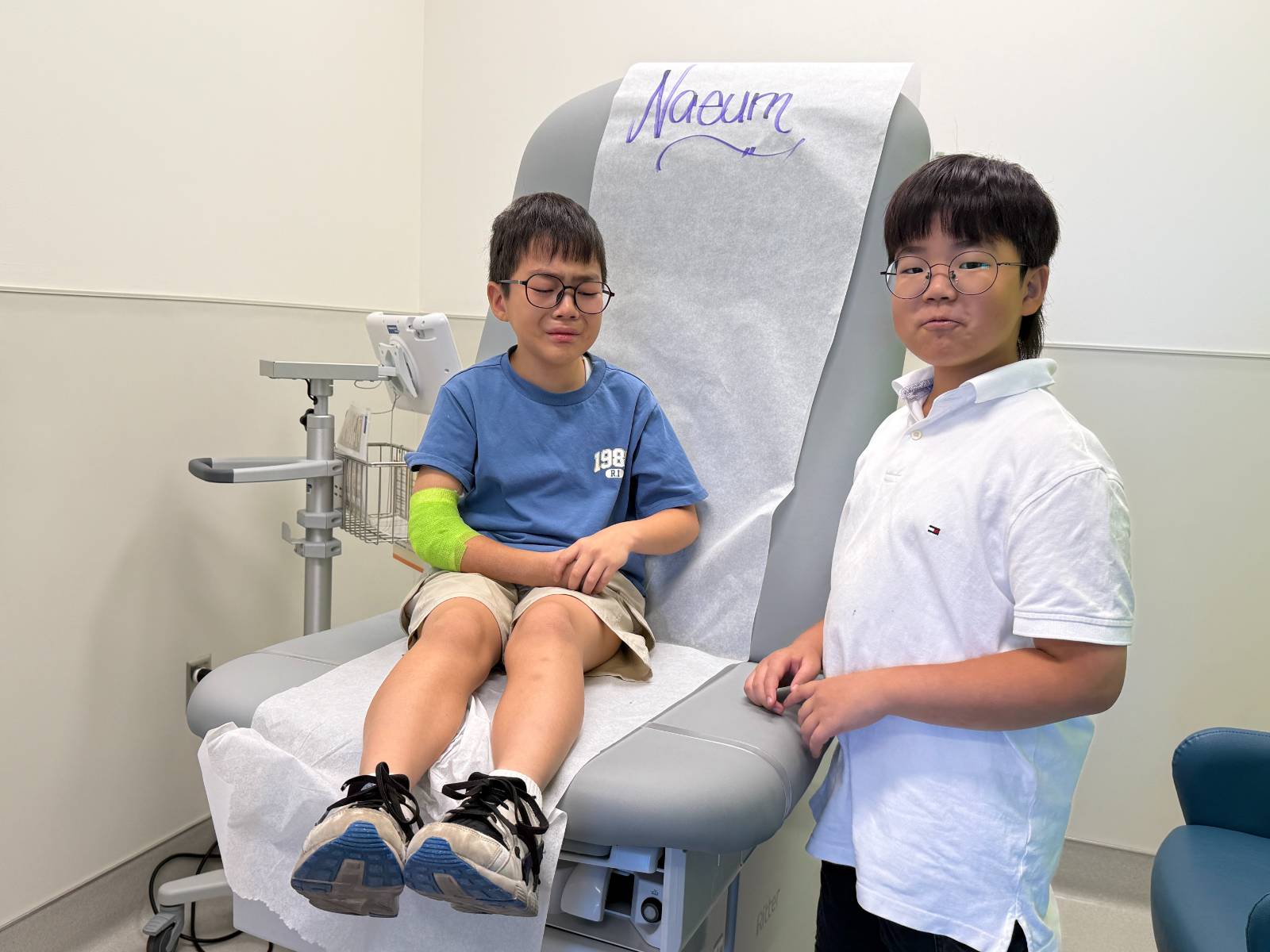 깁스를 풀고 아파아하던 나음이, 그걸 보며 어쩔줄 몰라 하는 형 나단이 (추억이라고 사진찍는 철 없는 아빠😅)&nbsp;