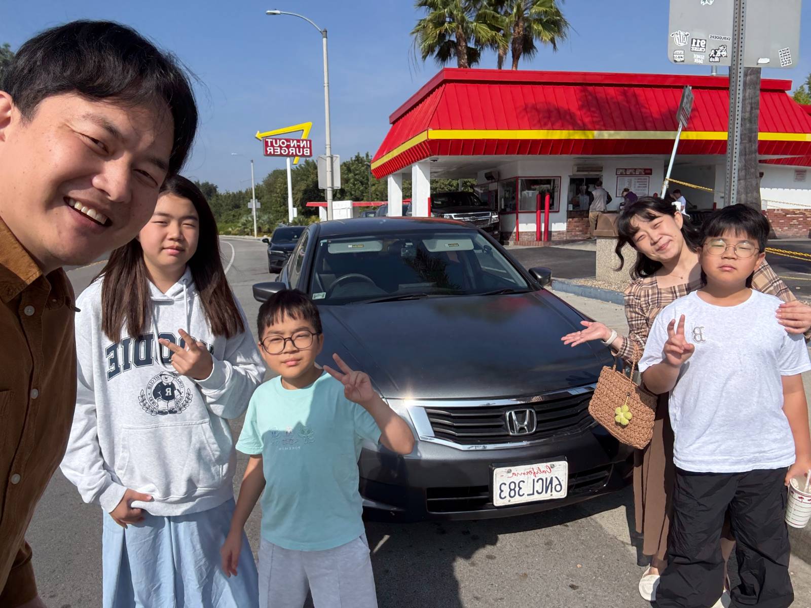 주일 예배를 마치고 차량 구입 기념으로 오랜만에 In N Out에서 점심먹은 후 기념촬영 📸