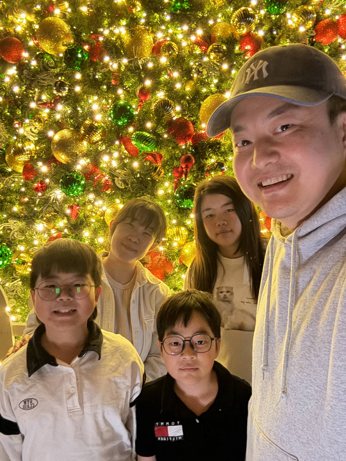 온타리오 시에서 준비한 트리 앞에서