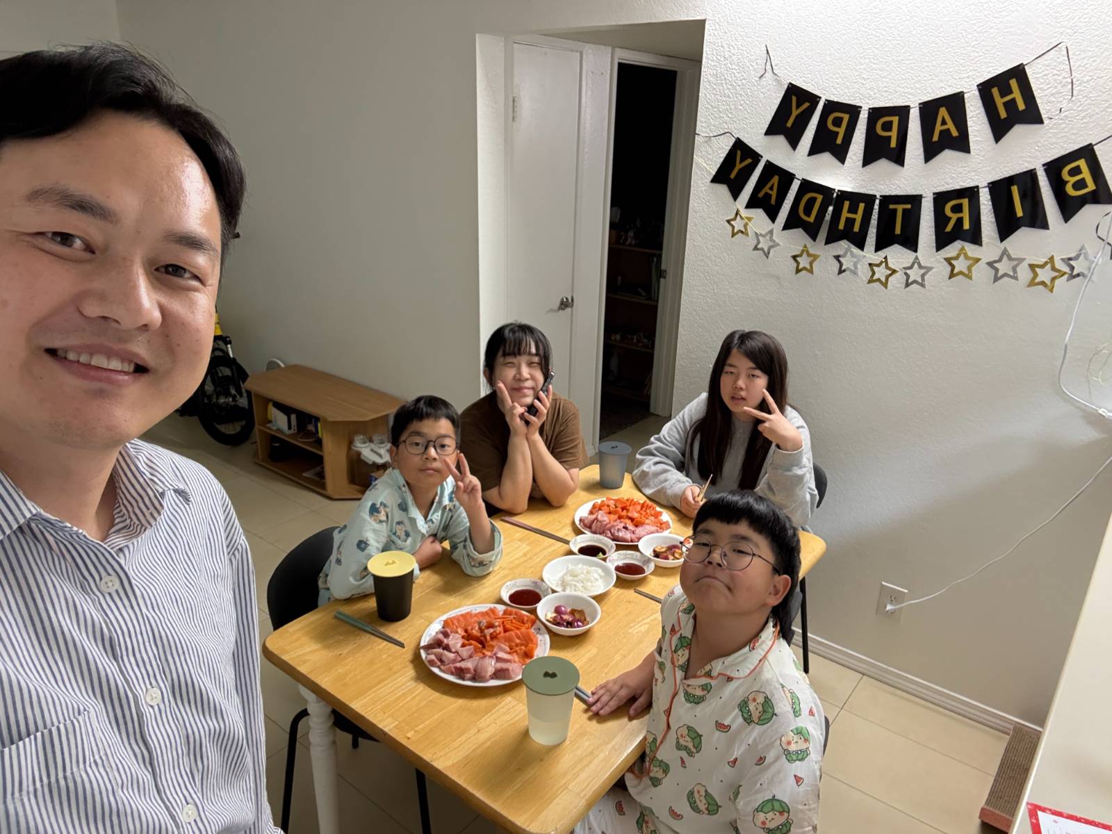 나휼이 생일에 나휼이가 제일 좋아하는 메뉴와 함께 (나단, 나음이 잠옷 미안~)