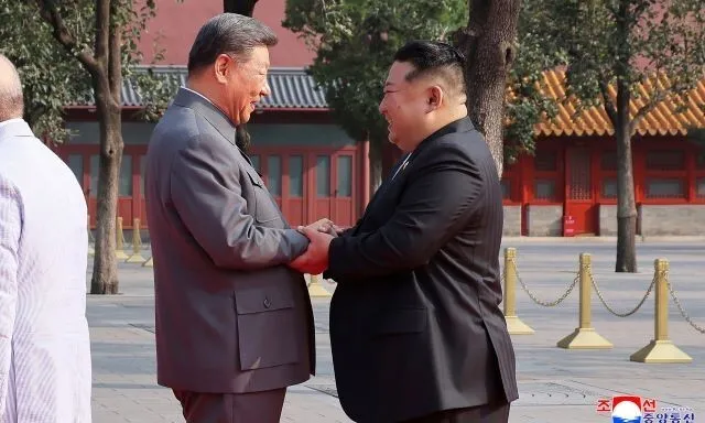 김정은 북한 국무위원장과 시진핑 중국 국가주석이 3일 중국 전승절 80돌 경축행사에 앞서 두 손을 맞잡고 대화하고 있다. 조선중앙통신