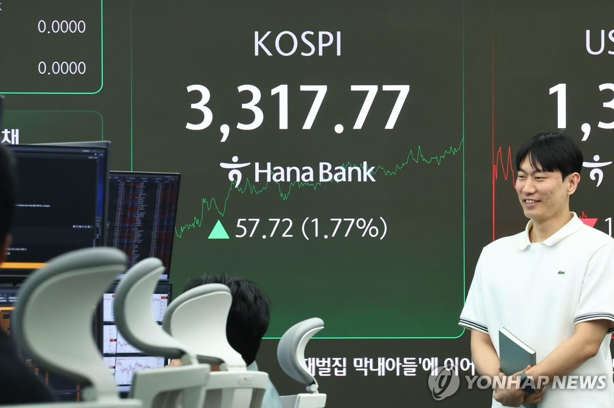 코스피가 장중 사상 최고점 3,316.08(2021년 6월 25일)을 넘어선 10일 서울 중구 하나은행 본점 딜링룸 현황판에 코스피가 표시돼 있다.