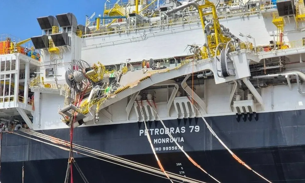 경남 거제 한화오션 조선소에서 건조 중인 선박 구조물이 무너져 브라질 국적의 감독관이 바다로 추락해 숨졌다. 독자 제공