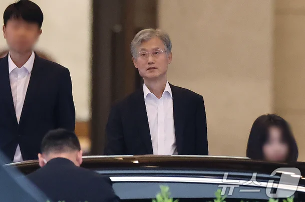 조희대 대법원장이 16일 오후 서울 서초구 대법원 청사를 나서고 있다.