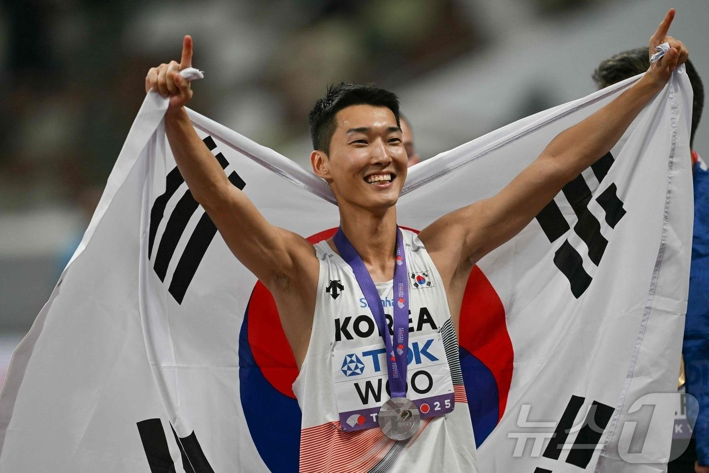 16일 일본 도쿄 국립경기장에서 열린 2025 도쿄 세계육상선수권대회 남자 높이뛰기 결선에서 은메달을 딴 우상혁이 기뻐하고 있다