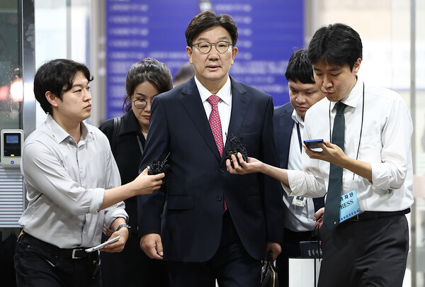 윤석열 정부와 통일교 간 '정교 유착'의 발단으로 지목된 국민의힘 권성동 의원이 16일 서울 서초구 서울중앙지법에서 열린 구속 전 피의자 심문(영장실질심사)을 마친 뒤 대기 장소인 서울구치소로 향하고 있다. / 법률방송뉴스