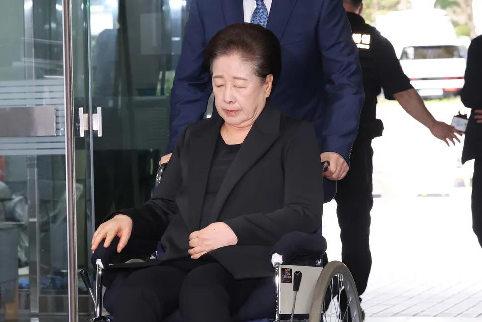 한학자 통일교 총재가 22일 오후 서울 서초구 서울중앙지법에서 열린 구속 전 피의자 심문(영장실질심사)을 받기 위해 출석하고 있다.