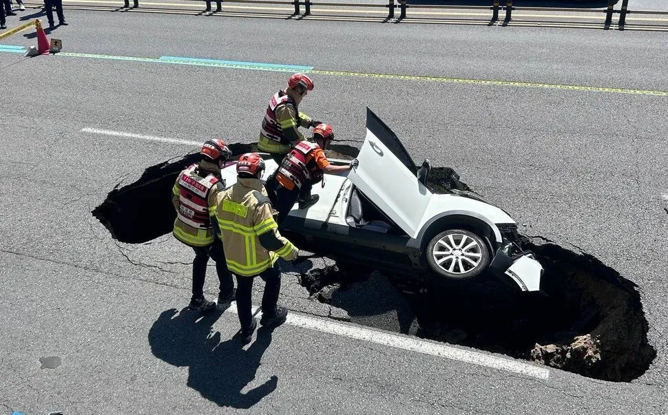 29일 오전 서울 서대문구 연희동 성산로에서 땅꺼짐(싱크홀)이 발생해 소방관이 구조에 나섰다. 조승우 교육연수생