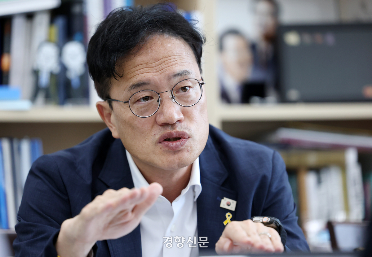 박주민 더불어민주당 의원이 23일 국회 보건복지위원장실에서 경향신문과 인터뷰하며 내년 서울시장 선거 출마 의사를 밝히고 있다.