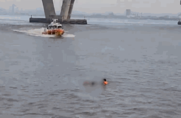 구조현장. 전북군산해양경찰서 제공