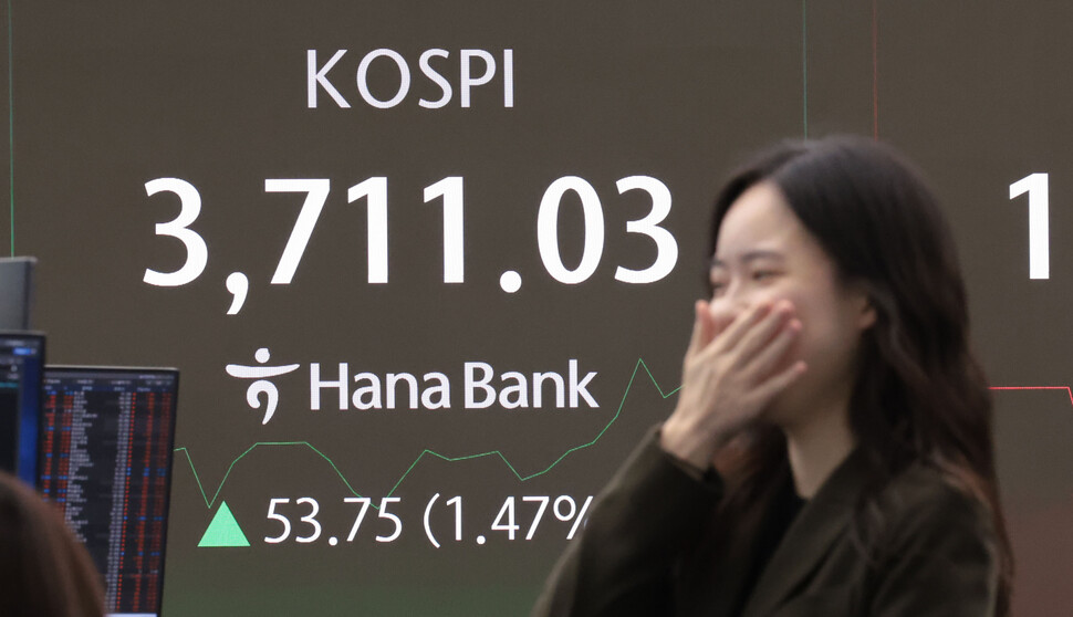 16일 서울 중구 하나은행 딜링룸 현황판에 코스피 지수 등이 표시되고 있다.&nbsp;