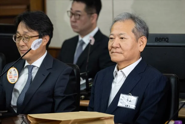 12·3 비상계엄 관련 언론사 단전·단수를 지시한 혐의로 구속기소 된 이상민 전 행정안전부 장관이 17일 오전 서울 서초구 서울중앙지방법원에서 열린 첫 공판에 출석하고 있다. 사진공동취재단