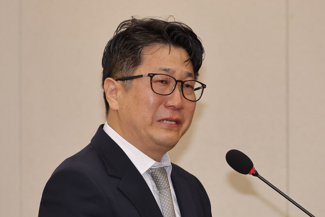 5일 서울 여의도 국회에서 열린 고용노동부에 대한 기후에너지환경고용노동위원회 국정감사에서 참고인 신분으로 출석한 문지석 검사가 쿠팡cfs 관련 질의에 답변하던 중 눈물을 흘리고 있다. 사진=연합뉴스