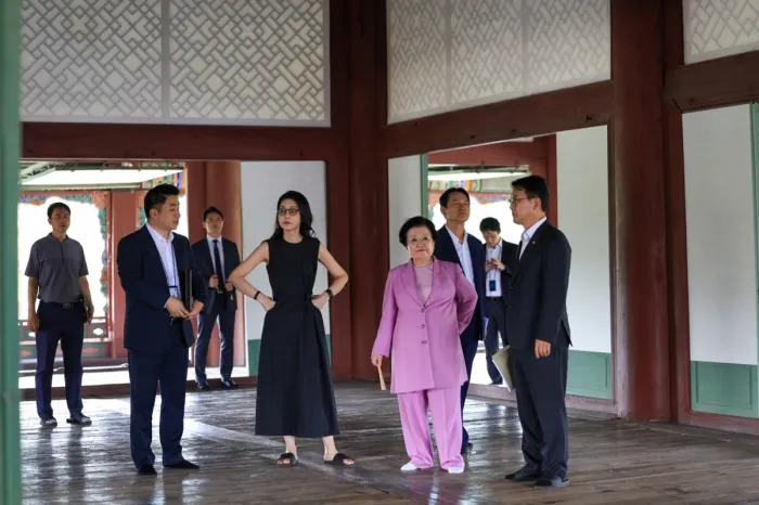 주진우 시사인 편집위원이 양문석 더불어민주당 의원에 제공한 김 여사의 사진. 김건희 여사가 경회루 2층으로 추정되는 한옥 건물에서 이배용 전 국가교육위원장과 함께 내부를 둘러보고 있다. 양문석 의원실 제공