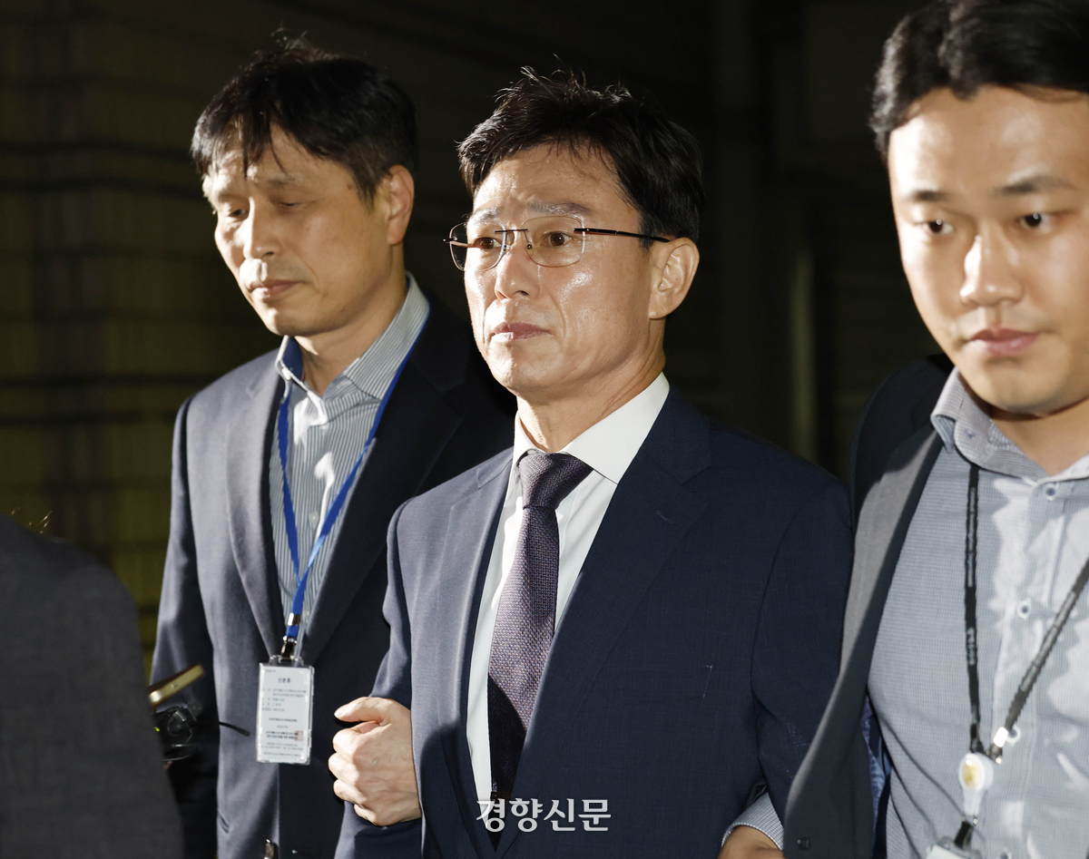 해병대 채모 상병 순직사건 수사외압 의혹의 핵심 피의자로 구속영장이 청구된 임성근 전 해병대 1사단장이 23일 서울중앙지법에서 열린 구속 전 피의자 심문(영장실질심사)을 마치고 대기장소로 이동하고 있다. 문재원 기자