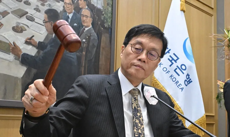 이창용 한국은행 총재가 23일 오전 서울 중구 한국은행에서 열린 금융통화위원회 본회의에 참석해 의사봉을 두드리고 있다. 사진공동취재단