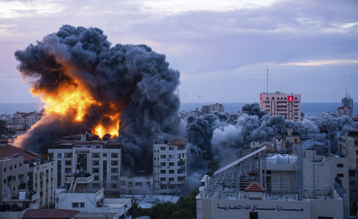 중동 위기로 유가 $104… '트리플 고' 시대, 지갑이 얇아진다의 썸네일 이미지