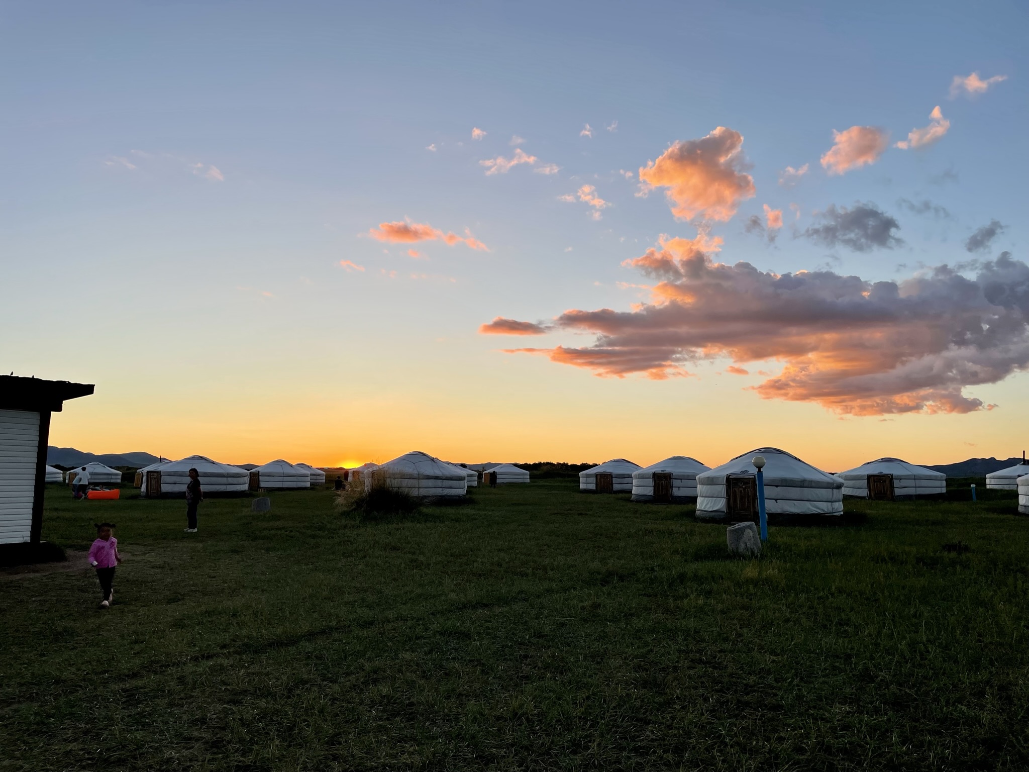 초원 위 전통 게르가 있는 일몰 풍경