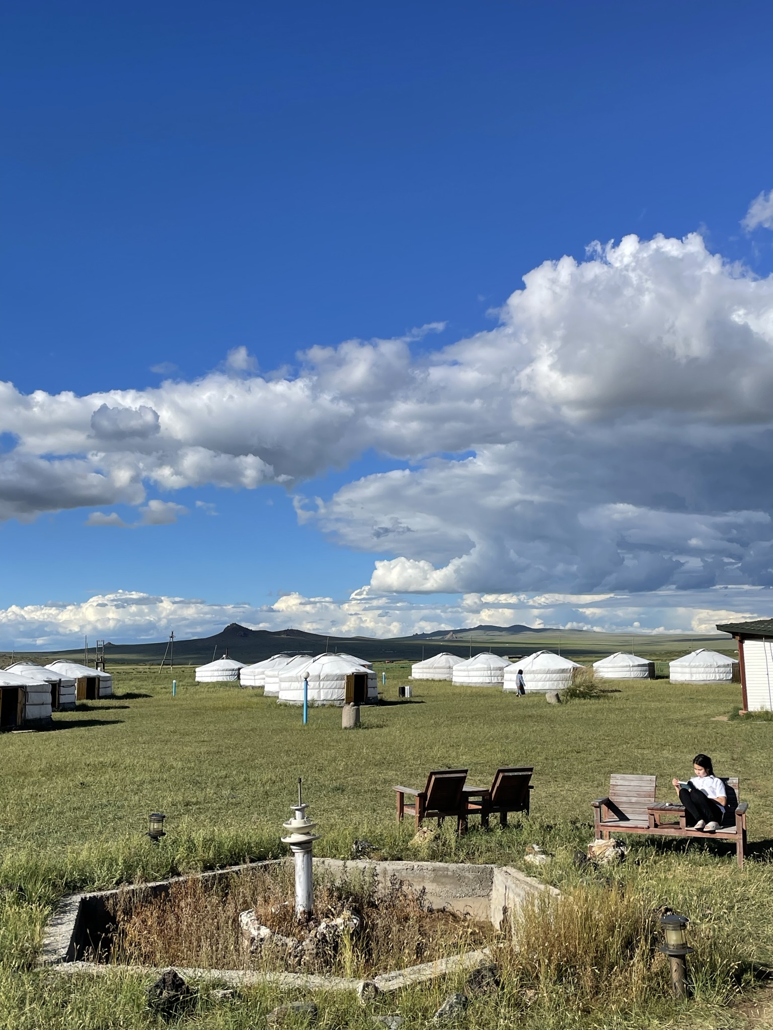 소녀가 책을 읽고 있는 모습이 기억에 남았다.