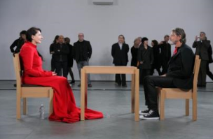 마리나 아브라모비치의 <The Artist is Present> 퍼포먼스(2010년, MoMA). 하루 8시간씩 총 736시간 동안 침묵 속에 관객과 마주 앉아 눈빛으로만 소통하는 퍼포먼스. 영상 출처는 유튜브 널 위한 문화예술 및 예술탐닉.