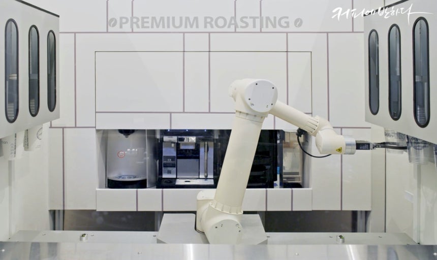 ๋ก๋ด ๋ฐ๋ฆฌ์คํ๊ฐ ์๋ฃ๋ฅผ ์ ์กฐํ๋ ์ปคํผ์๋ฐํ๋ค ์ค๋งํธ ๋ฌด์ธ์นดํ โ์ปคํผ์๋ฐํ๋ค