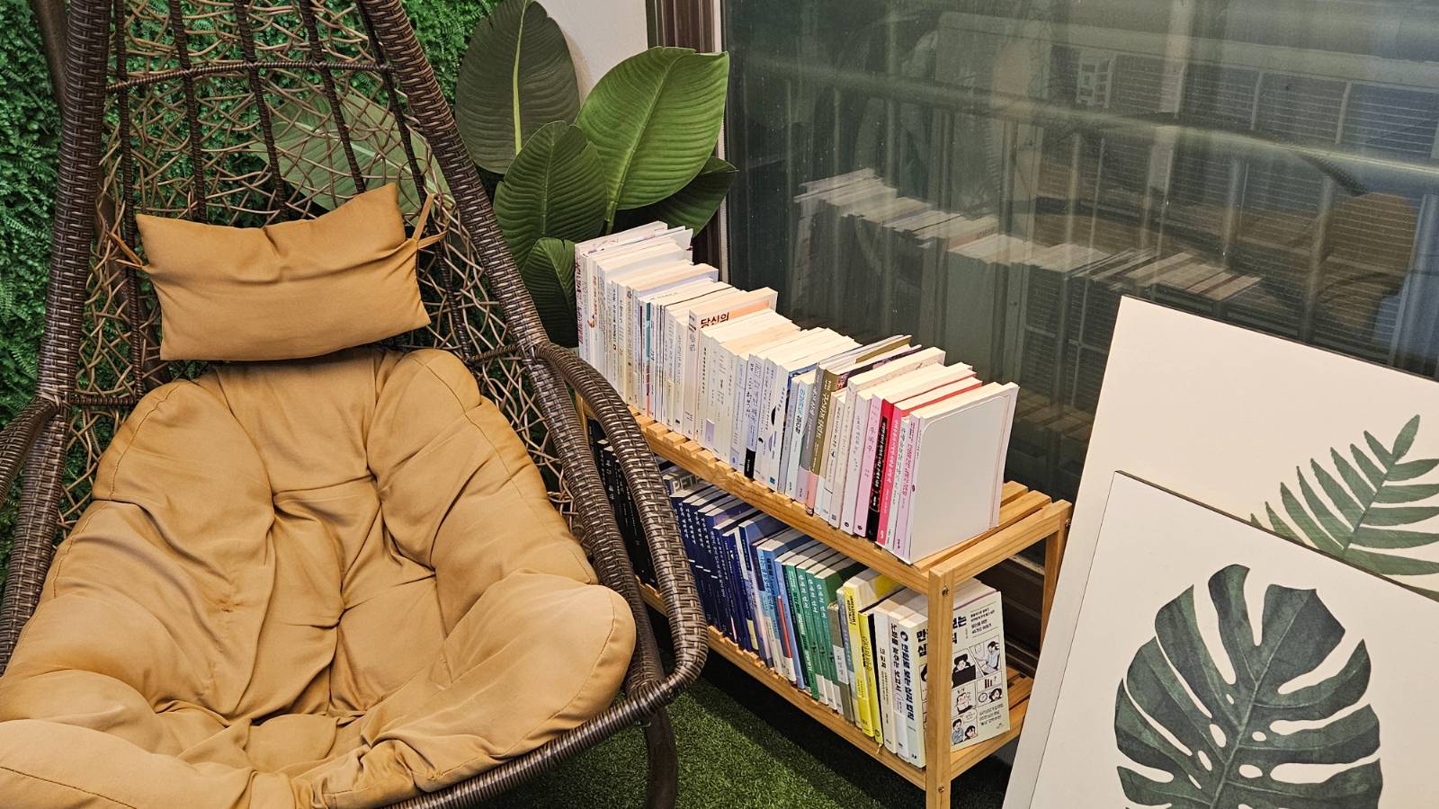 이렇게 열심히 책을 읽으려 공간도 만들어 두었지만... 현실은.