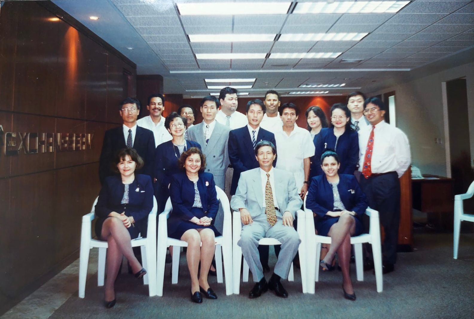 1997년 12월 직원 기념 촬영 (왼쪽에서 두번째 세뇨라 세대뇨 - 당시 39세, 현재 68세)