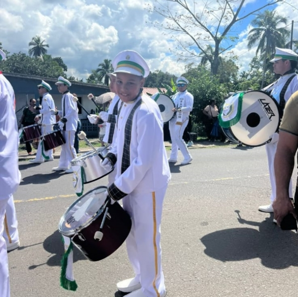 11월3일 파나마 분리기념일에 거리 퍼레이드에 참여한 학생 합주단원이 해맑게 웃고 있다.출처 : 오피니언뉴스(http://www.opinionnews.co.kr)