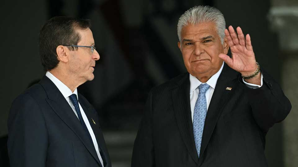 &nbsp; The President of Israel, Isaac Herzog (L), looks at his Panamanian counterpart, Jose Raul Mulino, waving at the Las Garzas palace in Panama City on May 6, 2026. Photo by MARTIN BERNETTI / AFP&nbsp;&nbsp;