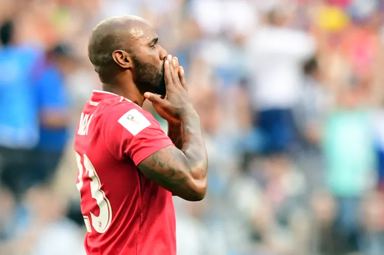 파나마 수비수 펠리페 발로이가 2018년 FIFA 월드컵 잉글랜드와의 조별리그 경기 중, 니즈니 노브고로드 스타디움에서 골을 넣은 후 키스를 날리고 있다. [자료사진: Martin Bernetti/AFP]