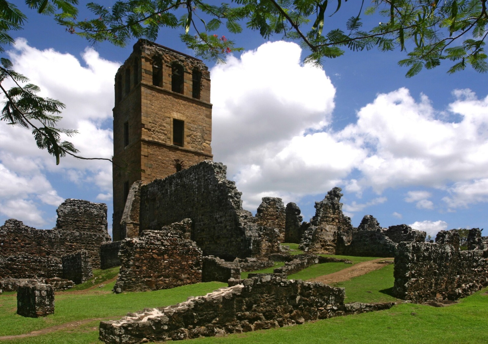 저자: Rodolfo Aragundi - Flickr: Torre de la Catedral Panamá Viejo, CC BY-SA 2.0, https://commons.wikimedia.org/w/index.php?curid=21895459