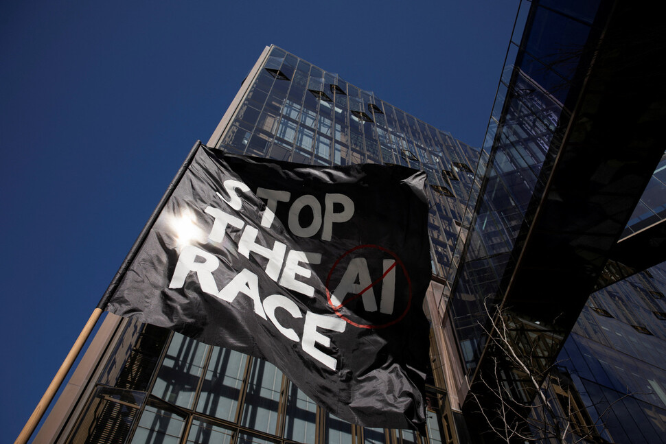 [평화미디어]&nbsp;

AI 군인이 전장을 누비는 시대-자율살상무기체계 통제를 둘러싼 네 가지 쟁점… 국제인도법 반대편에서 ‘규제 완화’ 주장하는 한국 정부

 (2026년 3월 26일, 

한겨레21)