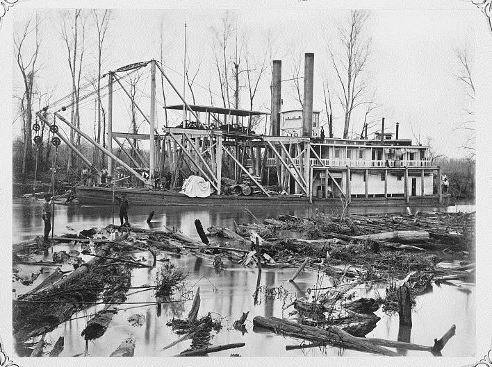 통나무 더미를 밀어버리는 스내그보트