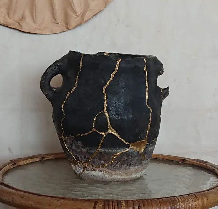 킨츠기로 수리된 도자기