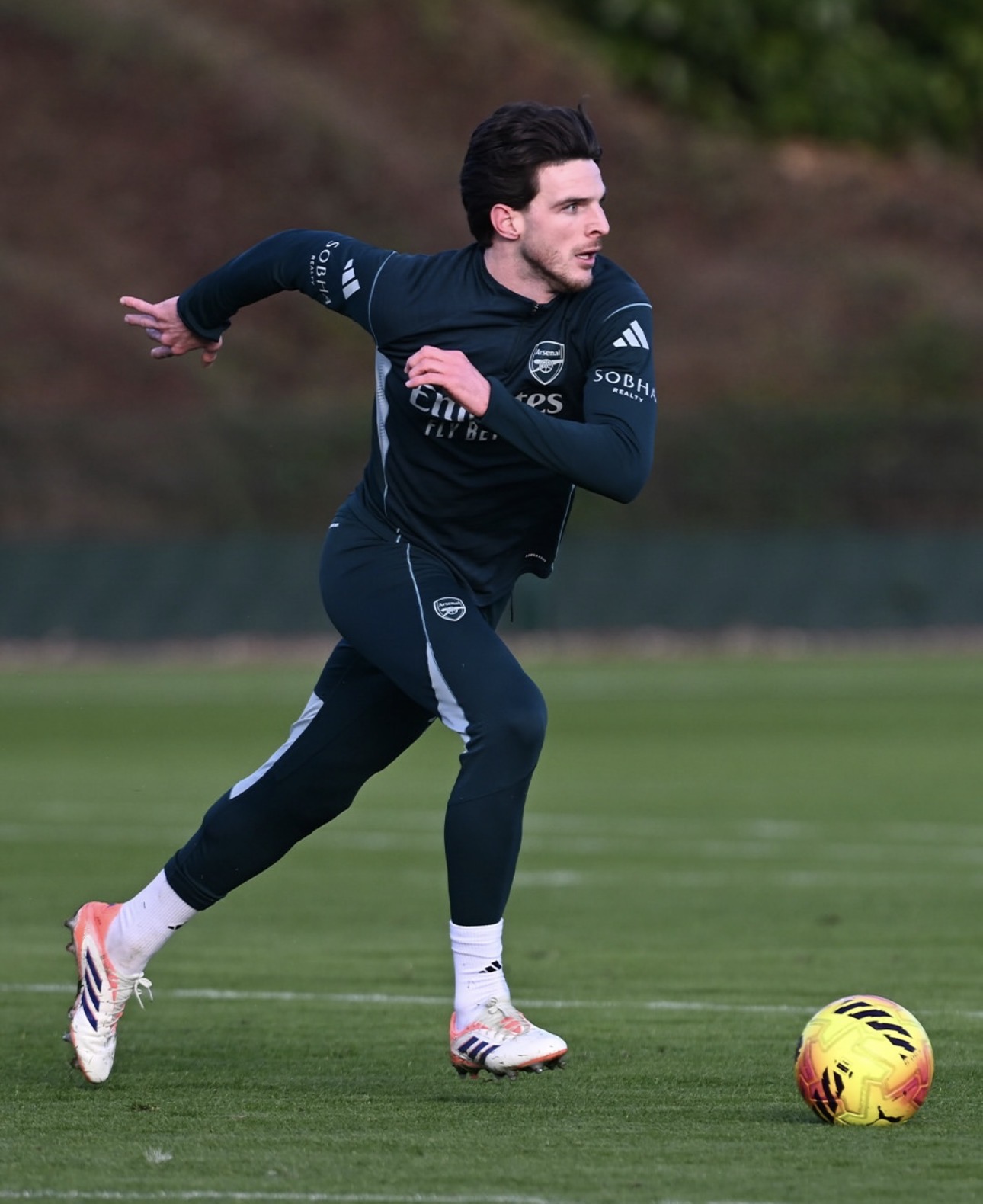 축구만 잘해도 되는데 왜 잘생기기까지...