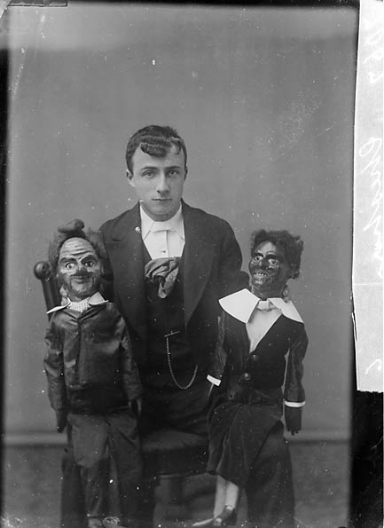 존 토머스, 〈복화술사와 그의 인형들(Ventriloquist and His Dolls)〉, 약 1885년, 유리건판 네거티브, 이미지 출처: 웨일스국립도서관, Public Domain.